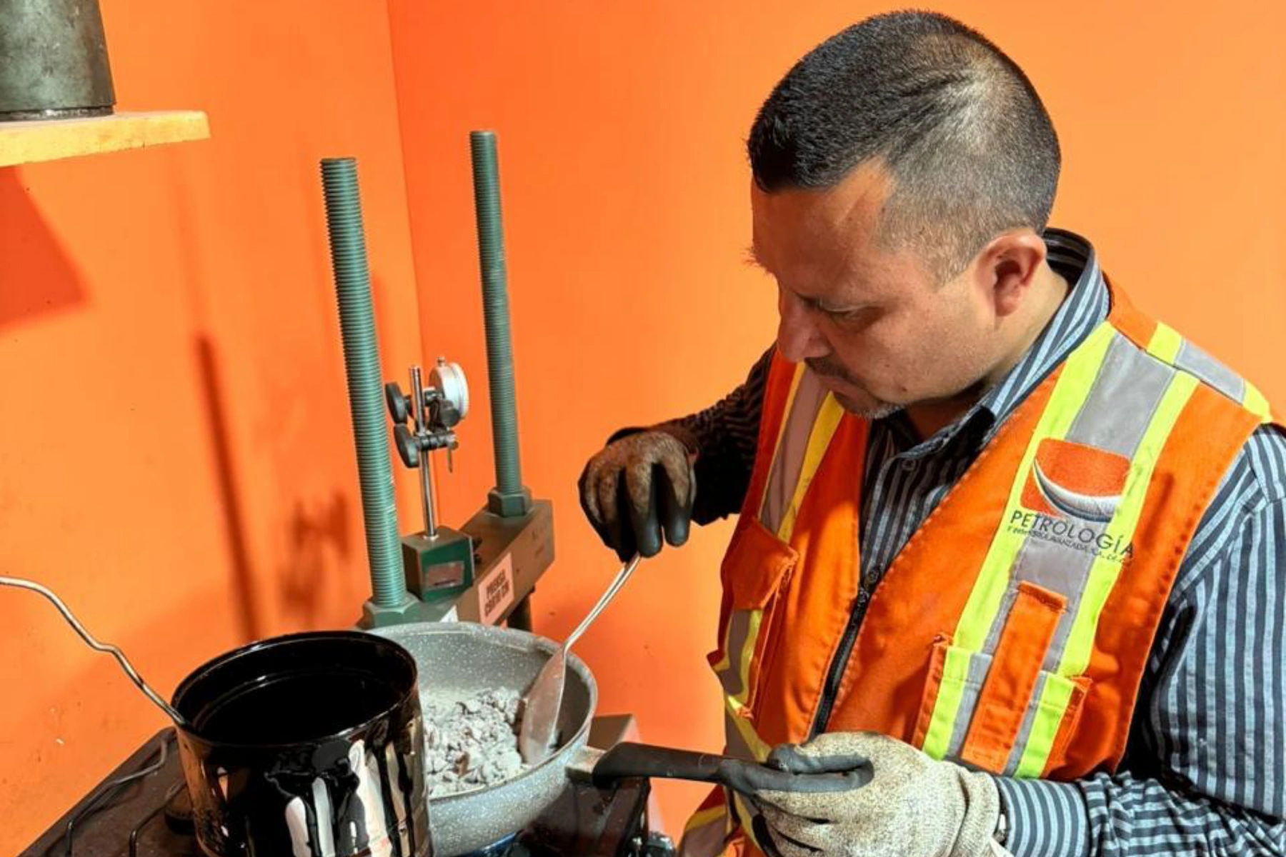 Petrología - Elaboración de pastillas para diseño Marshall en frío